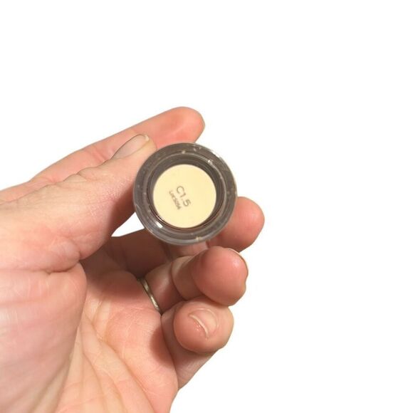Makeup Revolution‎ Conceal & glow Foundation F1.5 - Picture 4 of 4
